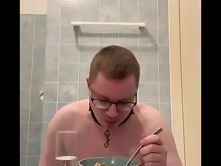 Sletje eet afval met pis &lbrack;hoerige pig&rsqb;